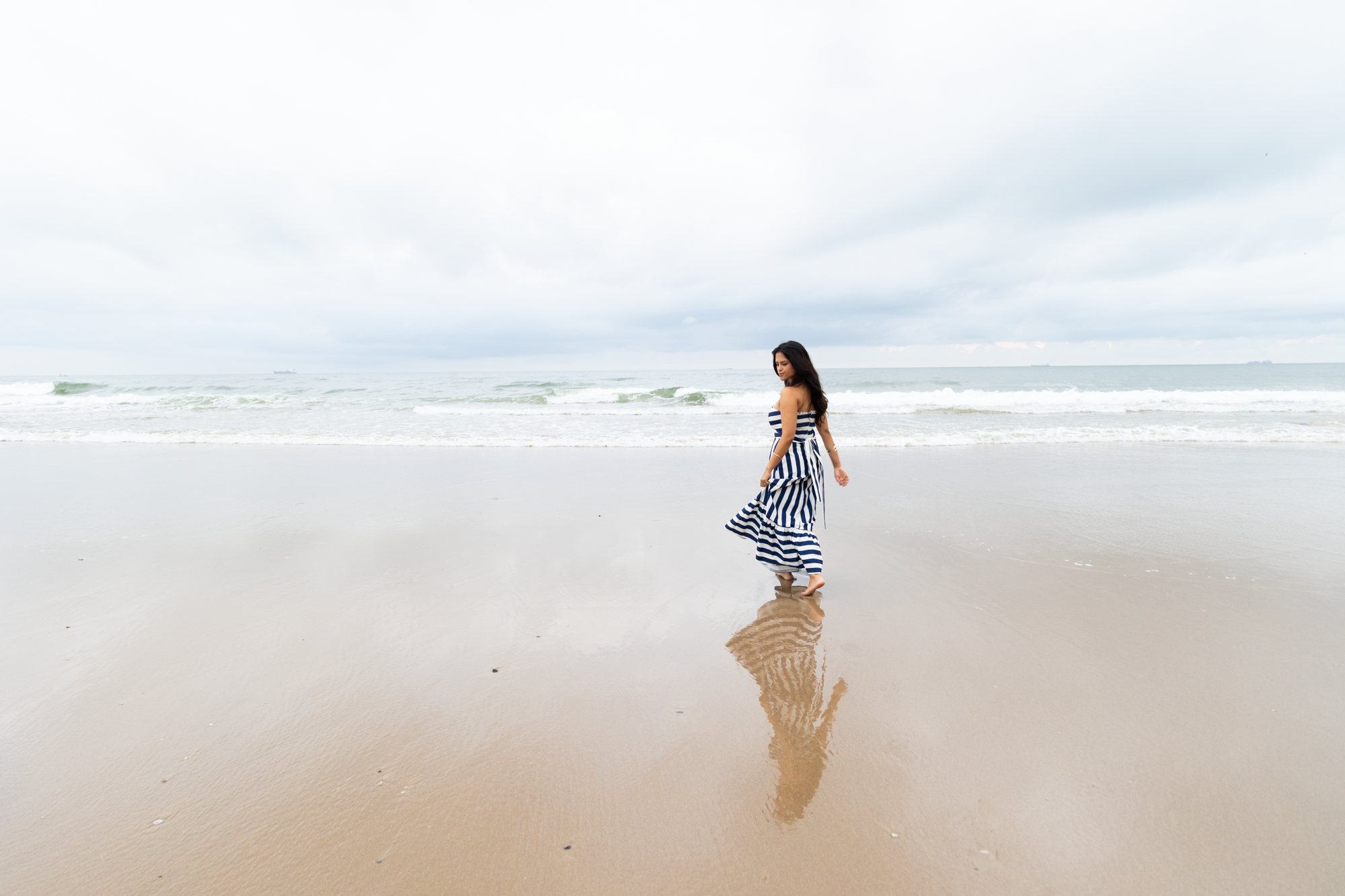 Bela Medeiros caminhando na praia